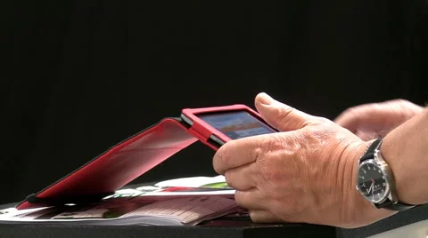 Businessman at work using smartphone Vídeos de archivo 40603105