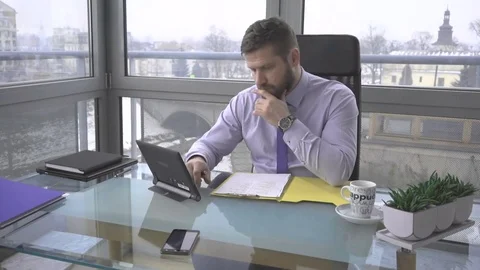 Businessman working, analyzing data with tablet computer, documents, office Vidéo 73224985