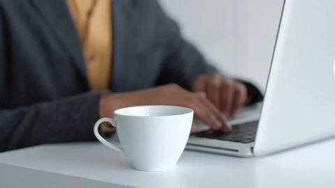 Businessman Working on Computer Laptop and Drinking Coffee on Table in Office 库存影片 103805191