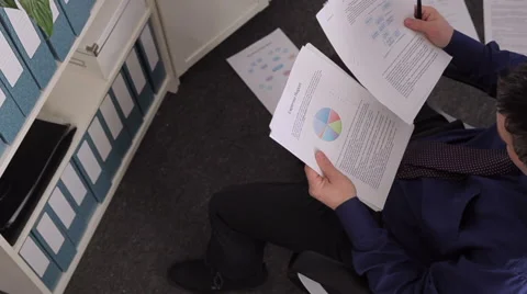Businessman Working with the Documents and Crumpling Paper Vidéo 49072540