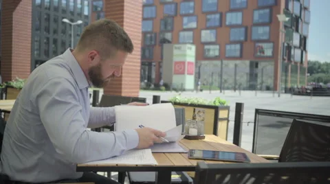 Businessman working with documents in cafe, steadicam. Vídeo Stock 66333522