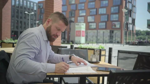Businessman working with documents in cafe, steadicam. 库存影片 66333853