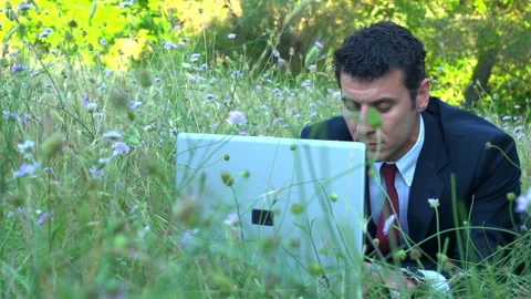 Businessman working in the field  Vidéo 210448328