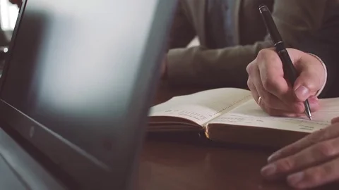 Businessman working in the office, taking notes in a notebook Video stock 81476571