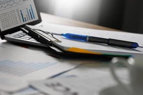 Businessman working reading documents graph financial to job succes Analyze d Foto stock