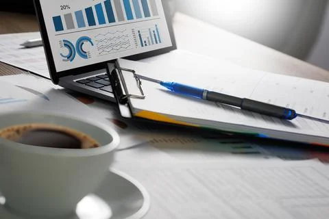 Businessman working reading documents graph financial to job succes Analyze d Foto stock