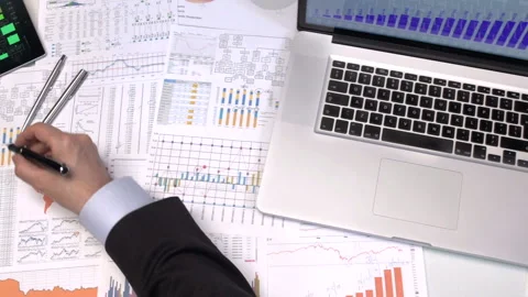 Businessman working on statistics Vidéo 210145681