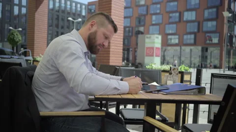 Businessman working with tablet and documents in cafe, steadicam. 库存影片 66331494