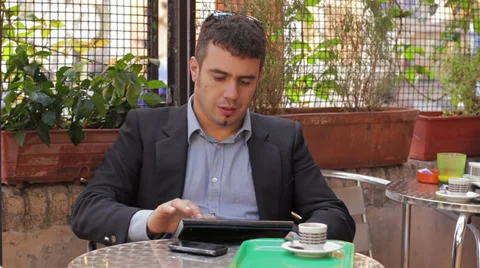 Businessman working on tablet computer in the cafe Vidéo 32942510