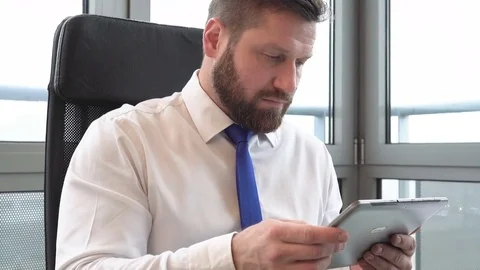 Businessman working on tablet computer, in office close, slider right, pan shot 库存影片 72362234