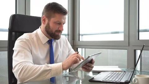Businessman working on tablet In the office Close shot 库存影片 72361971