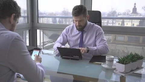 Businessman working, typing on tablet computer, in work, in office Vidéo 73225019