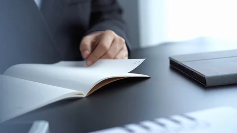 Businessman write on notebook on desk in office 库存影片 121191497