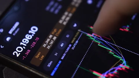 Businessman's hand analyzing bitcoin crypto currency price on his phone. Video stock 221253165