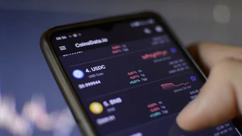 Businessman's hand scrolling bitcoin cryptocurrency on his phone. 스톡 동영상 213937632
