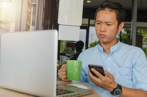 Businessmen are looking at computer data and are worried about work. Foto stock