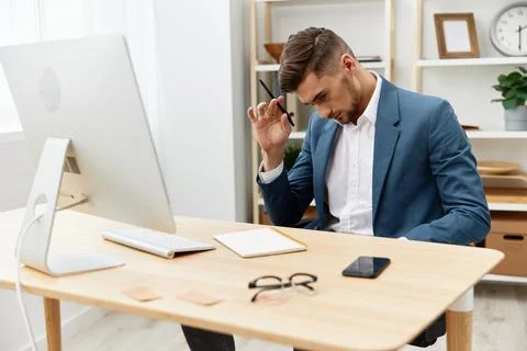 Businessmen computer desktop work self-confidence paper folder executive 스톡 사진