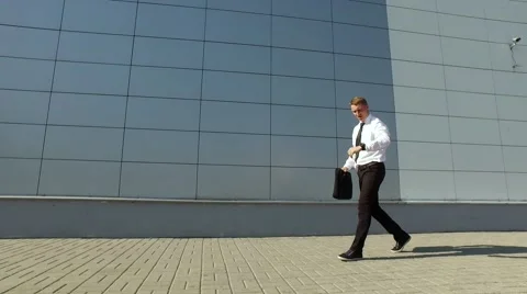 Businessmen doing tricks on the way to work. 库存影片 67343862
