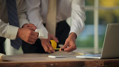 Businessmen measuring a sample on a construction site. Видео 88342236