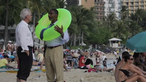 Businessmen talking on a beach with an inflatable. 動画素材 88369415