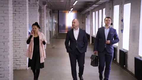 Businessmen walk down the corridor Stock Footage 177095039