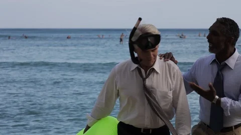 Businessmen walking on a beach with an inflatable. 動画素材 88369375