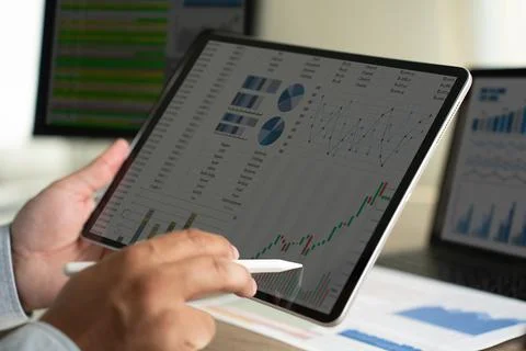 Businessmen work hard. Using analytics, Data analytics, statistics, informa.. Foto stock