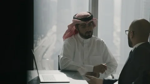 Businessmen working on a laptop. 스톡 동영상 125890532