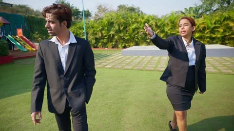 Businesspeople stand in a park discussing plot Vídeos de archivo 298230445