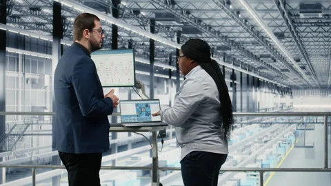 Businesspeople team optimizes PCB smart factory workflow using EDA software 库存影片 333380828