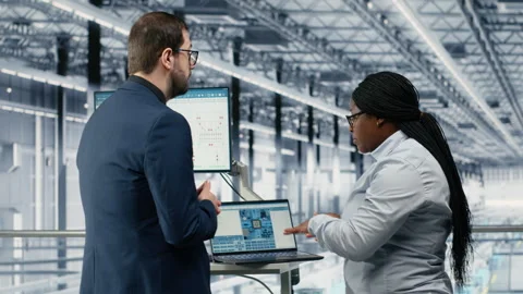 Businesspeople team optimizes PCB smart factory workflow using EDA software 库存影片 333386071