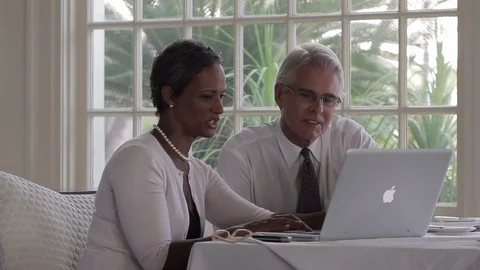 Businesspeople using a laptop. 스톡 동영상 88369293