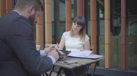 Businesspeople working with documents and tablet. Outdoor. Steadycam shot. Vídeo Stock 65354620