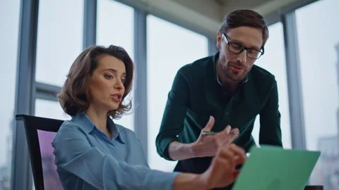Businesswoman explaining software problem to specialist at office closeup. Stock Footage 340527424