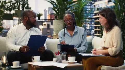 Businesswoman explains project details while coworkers take notes Video stock 345163231