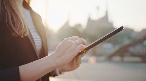 Businesswoman Hands Using Digital Tablet in Sunny City. SLOW MOTION. STEADICAM Stockbeeldmateriaal 67848265