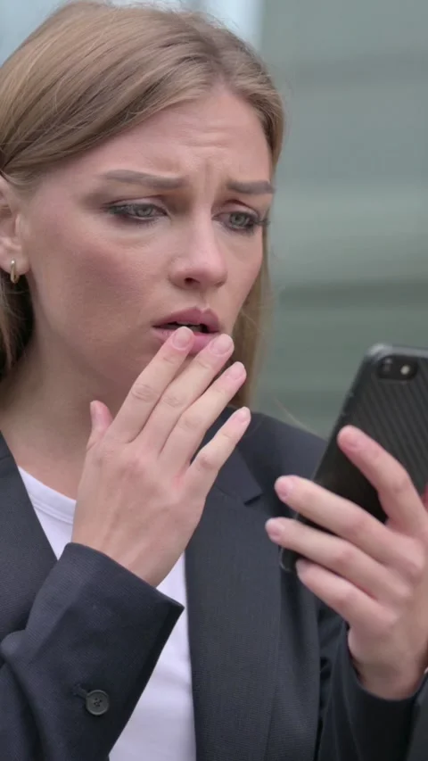 Businesswoman having Loss while using Smartphone, Vertical Video Stock Footage 340028408