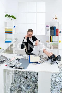 Businesswoman with the money banknotes in office. Stock-Fotos