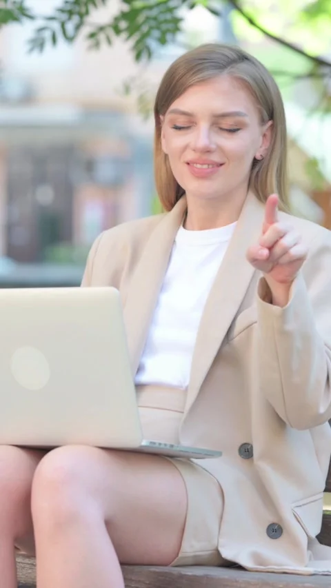 Businesswoman Pointing at Camera while Using Laptop, Vertical Video Video stock 319031752