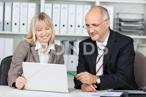 Businesswoman present at laptop Stock Photos