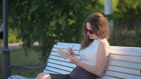 Businesswoman taking notes on a notepad Vídeo Stock 288179705