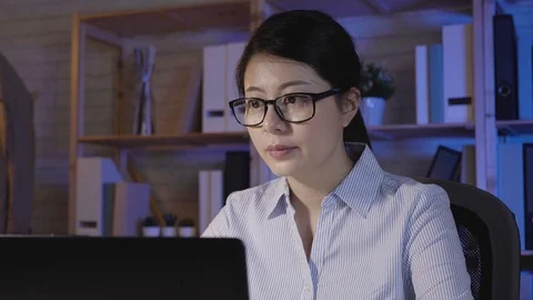 Businesswoman thinking solve problem trouble Vidéo 100950139