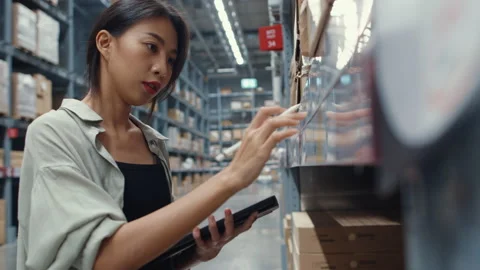 Businesswoman using tablet checking inventory levels in retail shopping center. Video stock 148901442