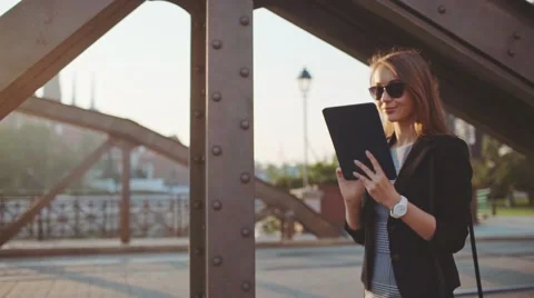 Businesswoman Using Tablet, Going to Work in the City. SLOW MOTION STEADICAM Stockbeeldmateriaal 67849876