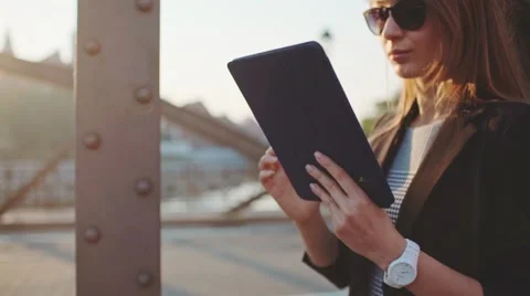 Businesswoman Using Tablet, Going to Work in the City. SLOW MOTION STEADICAM Vidéo 67849889