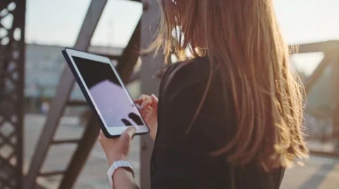 Businesswoman Using Tablet, Going to Work in the City. SLOW MOTION STEADICAM Vidéo 67849898