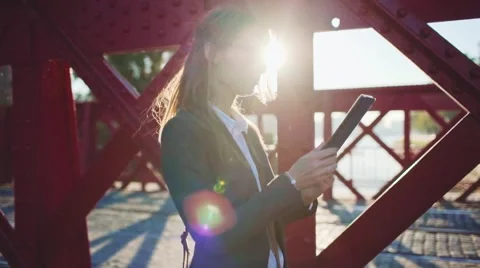 Businesswoman Using Tablet, Going to Work in the City. SLOW MOTION STEADICAM Vidéo 68544985