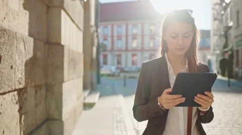 Businesswoman Using Tablet, Going to Work in the City. SLOW MOTION STEADICAM Vídeo Stock 68545104