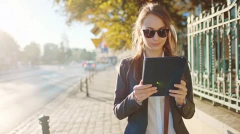 Businesswoman Using Tablet, Going to Work in the City. SLOW MOTION STEADICAM Vidéo 68545203