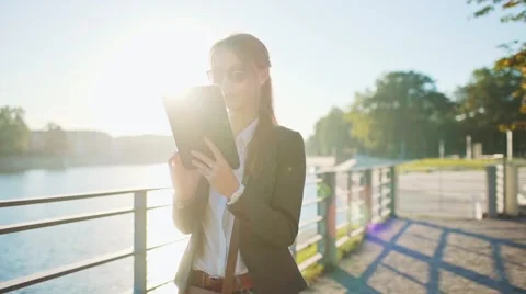Businesswoman Using Tablet, Going to Work in the City. SLOW MOTION STEADICAM Vidéo 68545585